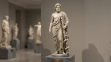 Estatua de Esculapio, dios de la medicina en la mitología greco-romana.