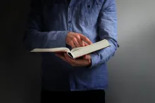 Um homem lendo uma Bíblia.