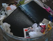 Una Biblia tirada en un cesto de basura