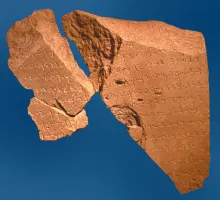 Un objeto que muestra el nombre del rey David.