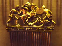 Un peine escita hecho de oro macizo.