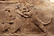 Nimrod  renombrado cazador, gobernante y constructor fundó la ciudad de Nínive y es una figura legendaria en la historia antigua. Noten tamaño de la figura en comparación con el león.