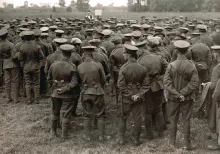 Soldados británicos reuniéndose para un servicio religioso cerca de la línea de frente durante la Primera Guerra Mundial