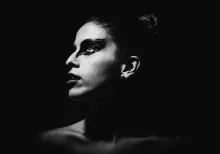 Clave baja (low key en inglés) se refiere a un tipo de iluminación en que predominan las sombras.