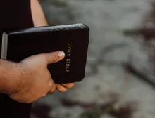 Usted no encuentra en la Biblia ningún pasaje donde se afirme que el ofendido debe infligir al ofensor las mismas lesiones que este le causó.