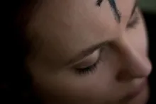 La Biblia enseña sobre la importancia del ayuno y el autoexamen, pero no lo hace sobre un período de 40 días llamado Cuaresma o sobre un Miércoles de Ceniza en el que se ponga ceniza en la frente.