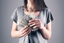 Diezmar es un mandamiento espiritual que tiene un impacto igualmente espiritual en nosotros, convirtiendo nuestra alma y llevando a cabo cambios significativos en nuestras mentes y corazones.