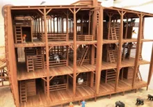 No vive en templos construidos por hombres, ni se deja servir por manos humanas, como si necesitara de algo.