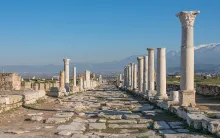 Ruinas de la calle Siria en la antigua ciudad de Laodicea