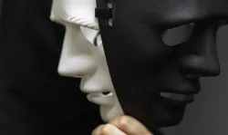 La mayor expresión de ira de Jesús fue dirigida a la hipocresía religiosa de su tiempo. Él censuró los actos de caridad y las oraciones y ayunos hechos para aparentar. 