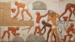 Pintura mural de una tumba de Tebas. Semitas con negros fabrican ladrillos. Sacan agua de piscina rodeada de árboles. Lodo esponjado con garfios y llevando y colocando en moldes de madera con asa para ser secados al sol. Son apilados y llevados por cuerda.