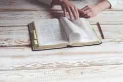 El Espíritu de Dios —también llamado el Espíritu de Cristo— es lo que hace a uno cristiano, un seguidor de Jesucristo guiado por el Espíritu.