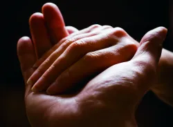 A medida que una persona se convence de la verdad de la Biblia y de la necesidad del sacrificio expiatorio de Jesús, también ve la necesidad de bautizarse. Luego, un ministro de Dios le impone las manos.