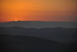 Puesta de sol sobre las dunas del desierto.