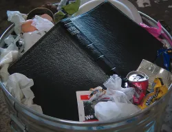 Una Biblia tirada en un cesto de basura