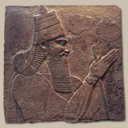 Una escultura de piedra del rey asirio Tiglath-Pileser III.