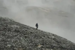 Cuando uno sale a caminar solo, puede autoexaminarse sin las distracciones del mundo.