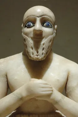 Estatua del rey de Mari, con un saludo sonriente