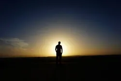 A pesar de todas las malas noticias que nos rodean, Jesús dijo en Lucas 21:31 que podemos consolarnos al saber que el Reino de Dios está a la vuelta de la esquina. ¡Aún hay esperanza! Hay luz al final del túnel.