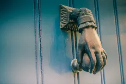 En el caso de los cristianos negligentes, Cristo tocará la puerta de sus corazones para que lo dejen entrar.