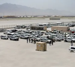 Los soldados afganos inspeccionan algunos de los miles de vehículos estadounidenses abandonados en la retirada estadounidense de la base aérea de Bagram, Afganistán, en julio de 2021.