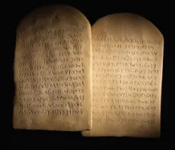 Dos tablas de piedra