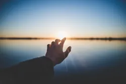 La práctica de la imposición de manos, al igual que el bautismo, tiene sus raíces históricas en el Antiguo Testamento.