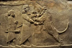 Nimrod: renombrado cazador, gobernante y constructor. Fundó la ciudad de Nínive y es una figura legendaria en la historia antigua. Noten el tamaño de su figura en comparación con el león.