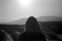 Cuando dejas de medir tus desafíos en función de tus propias fuerzas y, en cambio, confías en el poder de Dios, incluso los mayores "gigantes" de la vida se vuelven superables porque, en última instancia, la batalla le pertenece a él.