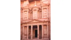 Un ejemplo de las 10.000 cuevas que hay en Petra, Jordania.